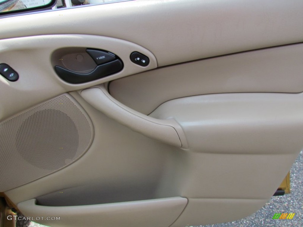 2001 Ford Focus SE Wagon Medium Graphite Grey Door Panel Photo #69013630