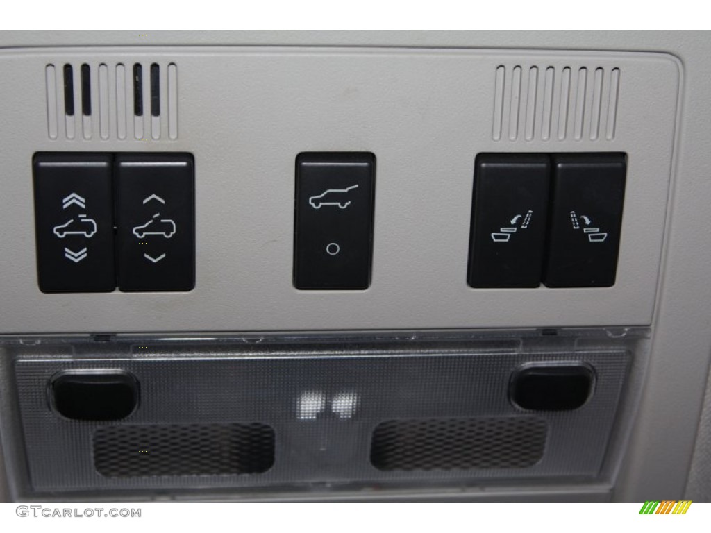 2007 Chevrolet Suburban 1500 LT 4x4 Controls Photo #69045902