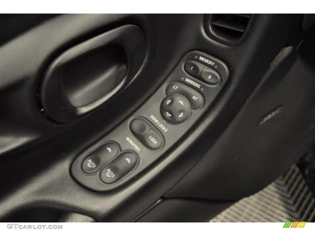 2004 Chevrolet Corvette Convertible Controls Photo #69054386