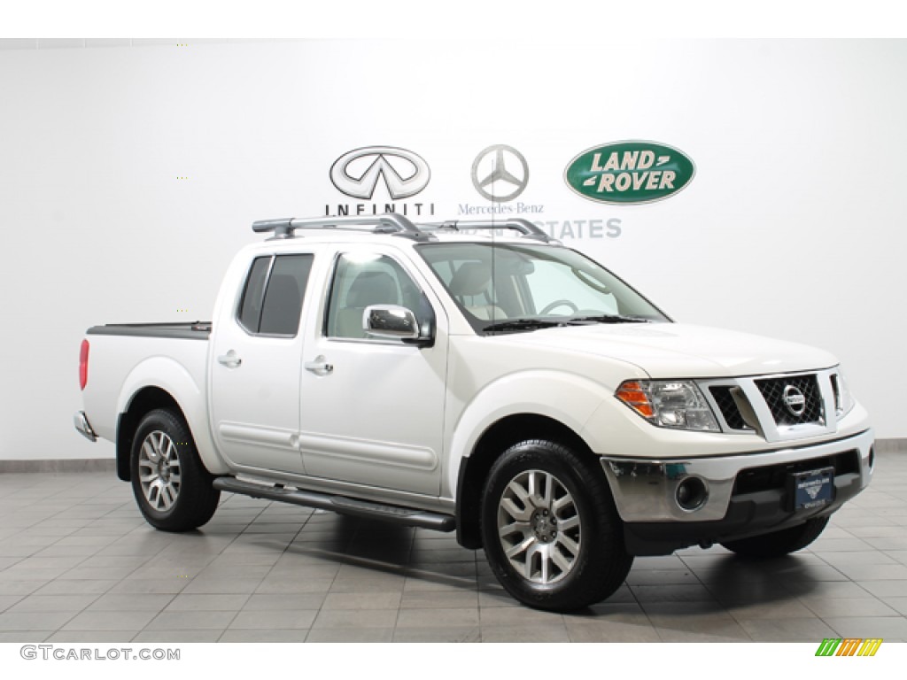 2011 Frontier SL Crew Cab 4x4 - Avalanche White / Beige photo #1