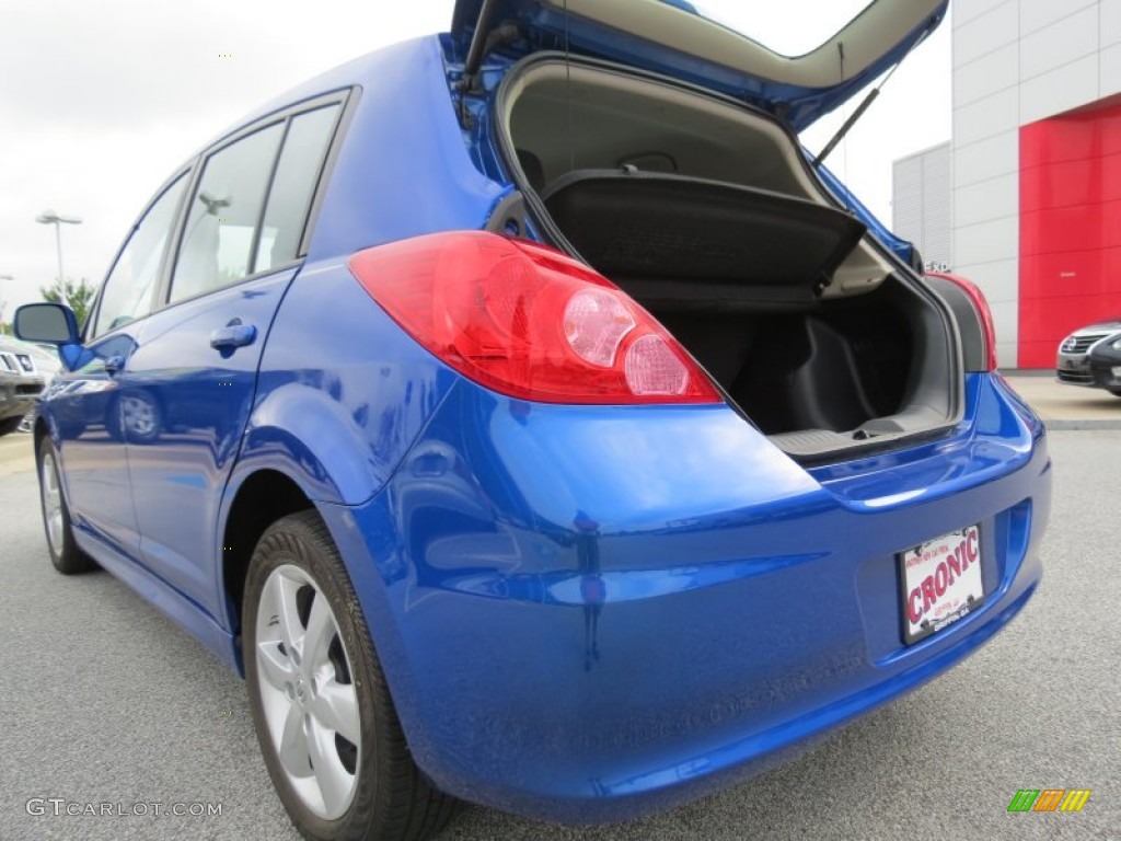 2011 Versa 1.8 SL Hatchback - Metallic Blue / Charcoal photo #13