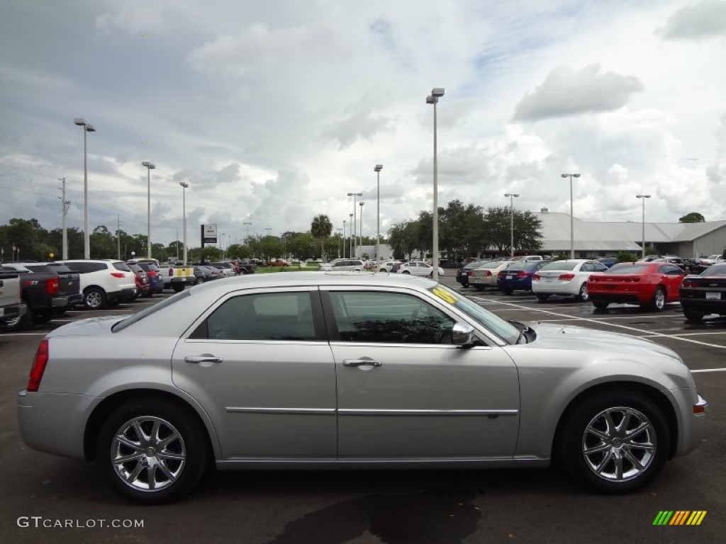 2009 300 C HEMI - Bright Silver Metallic / Dark Slate Gray photo #9