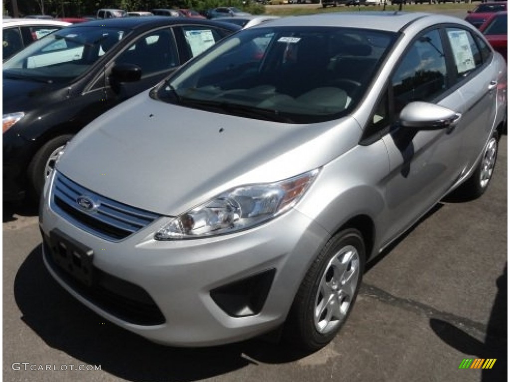 2013 Fiesta SE Sedan - Ingot Silver / Charcoal Black photo #1