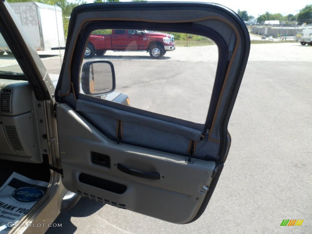 2004 Wrangler X 4x4 - Light Khaki Metallic / Khaki photo #12