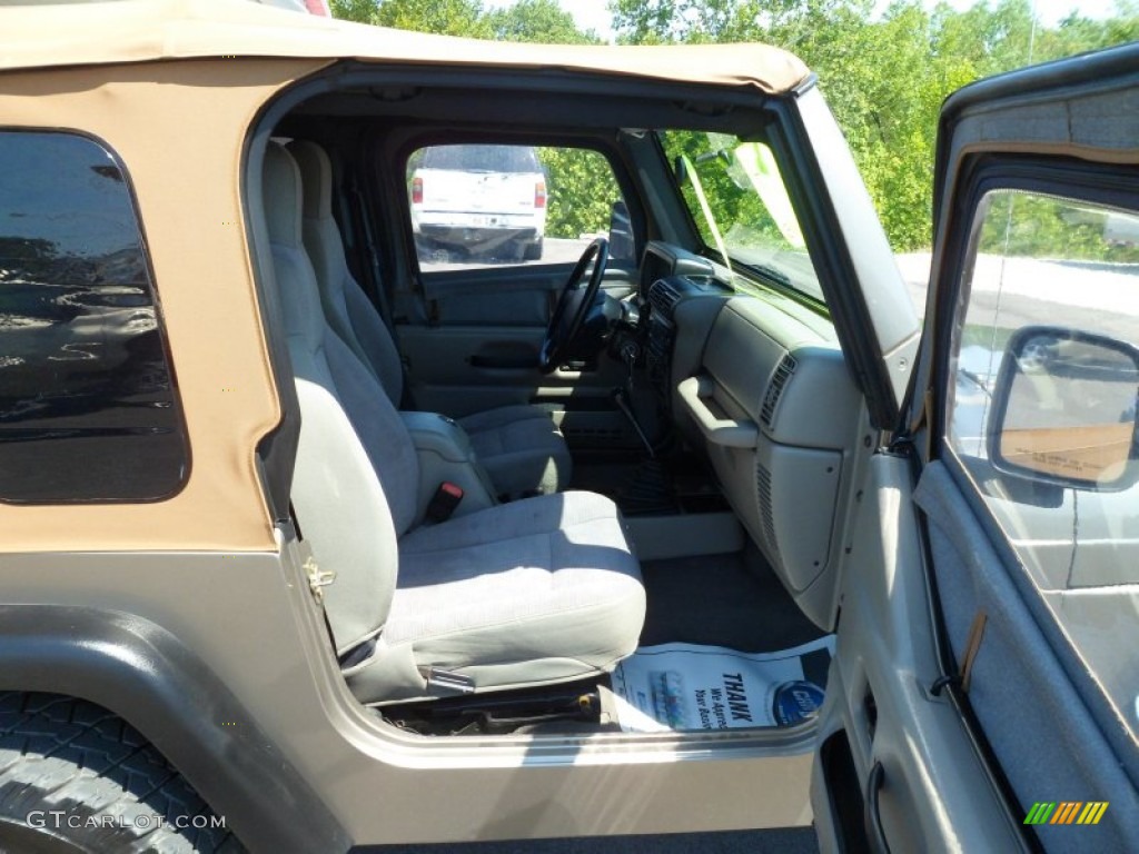 2004 Wrangler X 4x4 - Light Khaki Metallic / Khaki photo #13