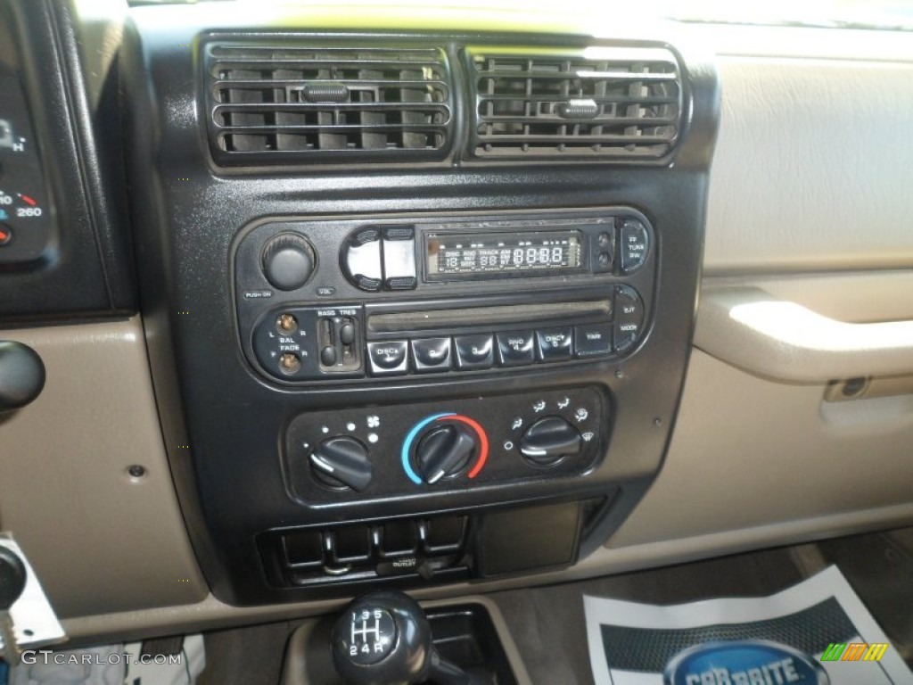 2004 Wrangler X 4x4 - Light Khaki Metallic / Khaki photo #17