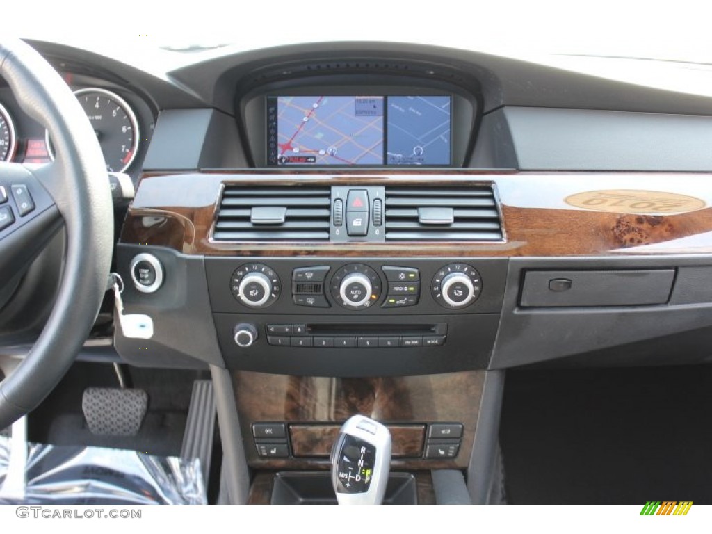 2010 BMW 5 Series 528i xDrive Sedan Controls Photo #69114899