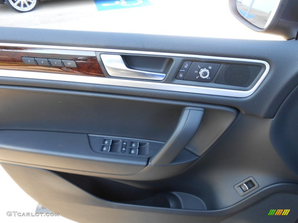 2013 Volkswagen Touareg VR6 FSI Lux 4XMotion Black Anthracite Door Panel Photo #69122678