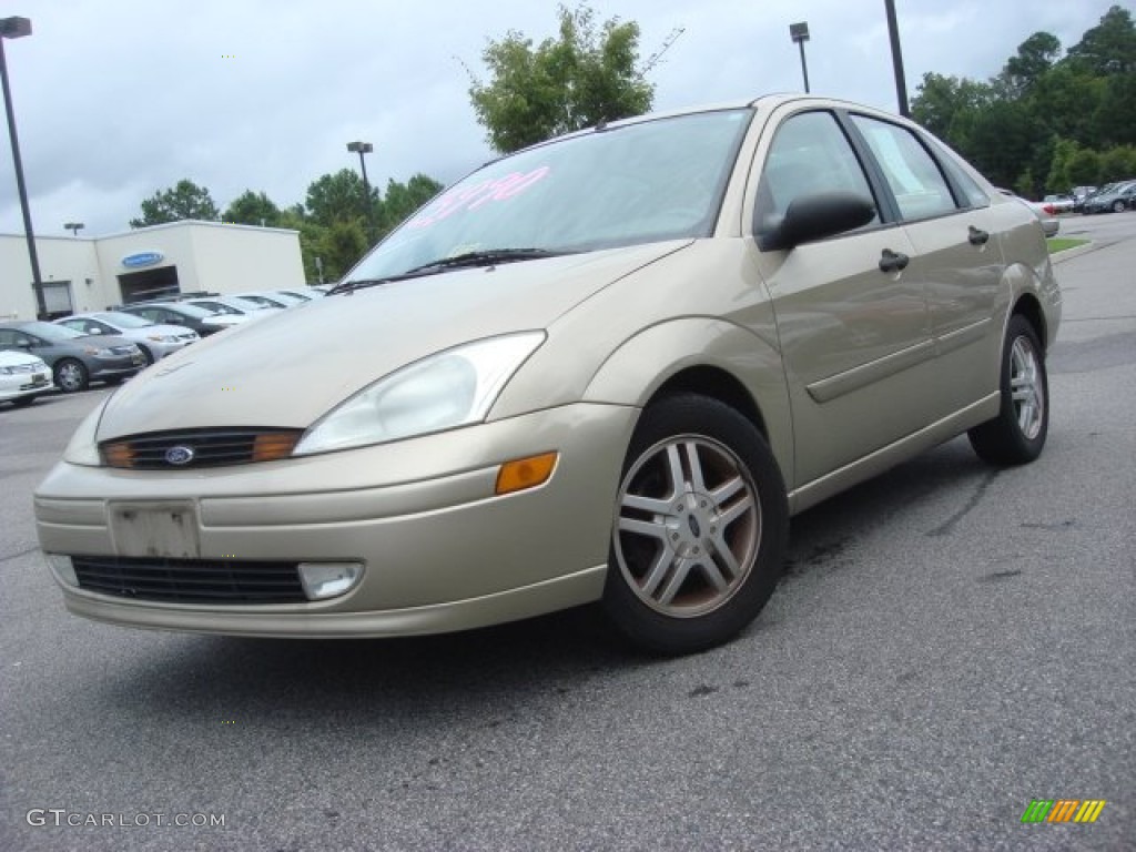 2000 Focus SE Sedan - Fort Knox Gold Metallic / Medium Parchment photo #1