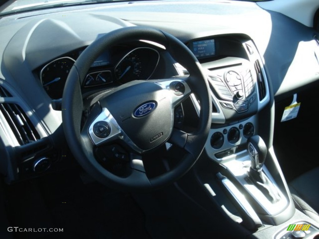 2013 Ford Focus SE Sedan Charcoal Black Dashboard Photo #69147203