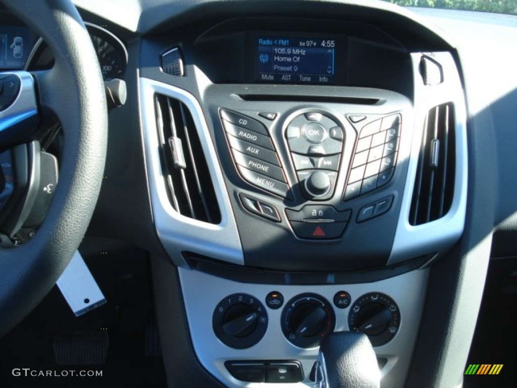 2013 Ford Focus SE Sedan Controls Photo #69147224