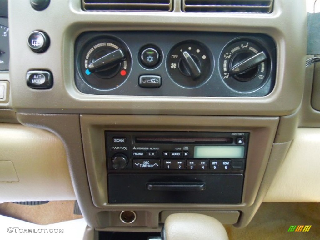 2000 Mitsubishi Montero Sport XLS 4x4 Controls Photo #69155167