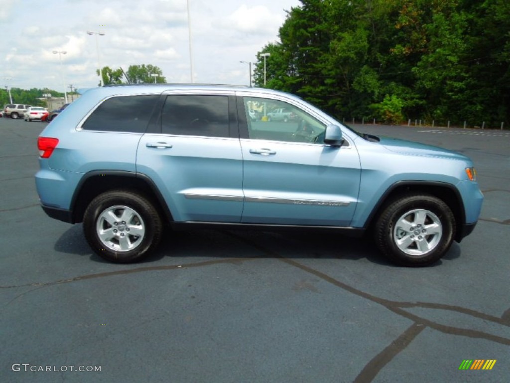 2013 Grand Cherokee Laredo 4x4 - Winter Chill Pearl / Black photo #4
