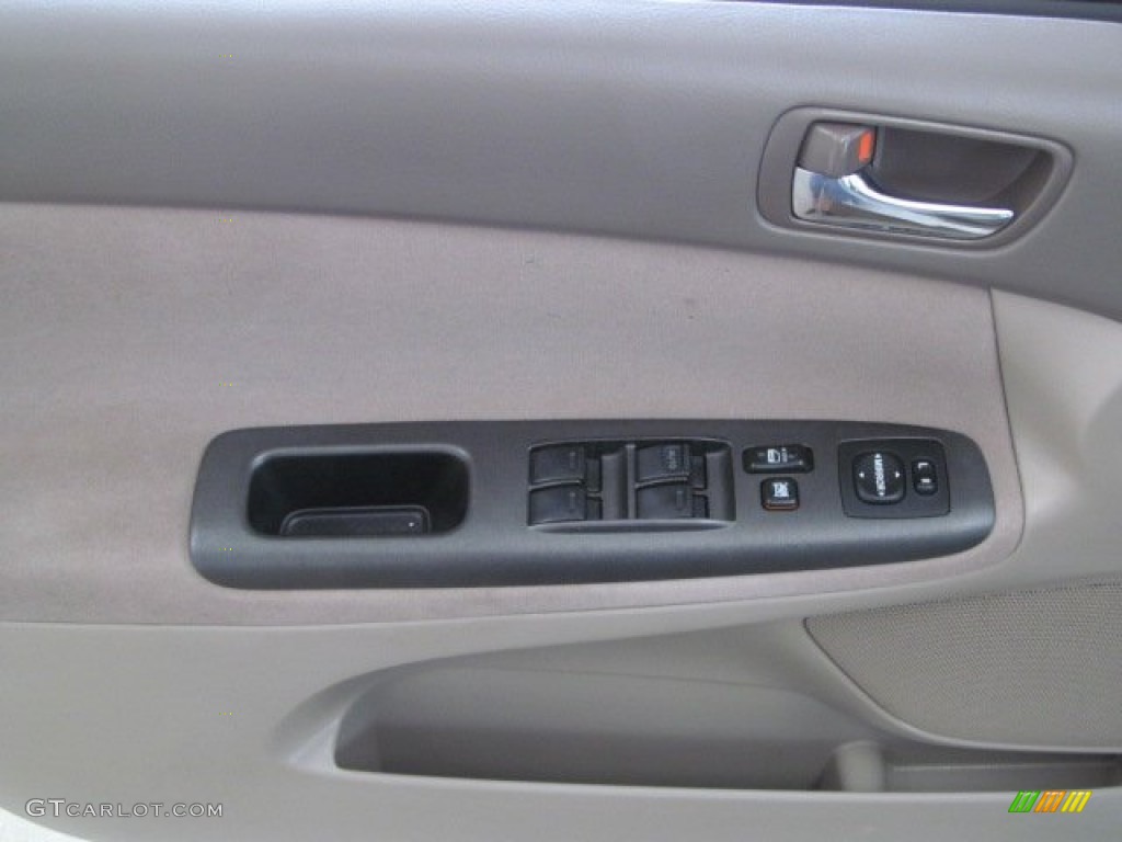 2006 Camry LE - Super White / Taupe photo #12