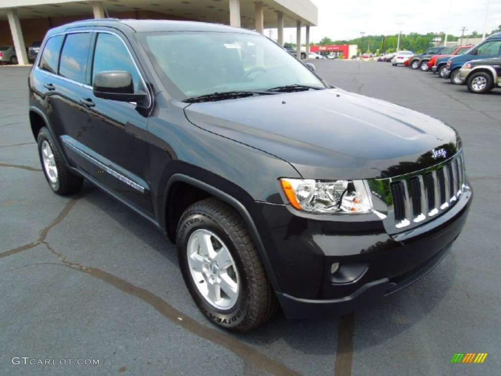2013 Grand Cherokee Laredo 4x4 - Brilliant Black Crystal Pearl / Black photo #1