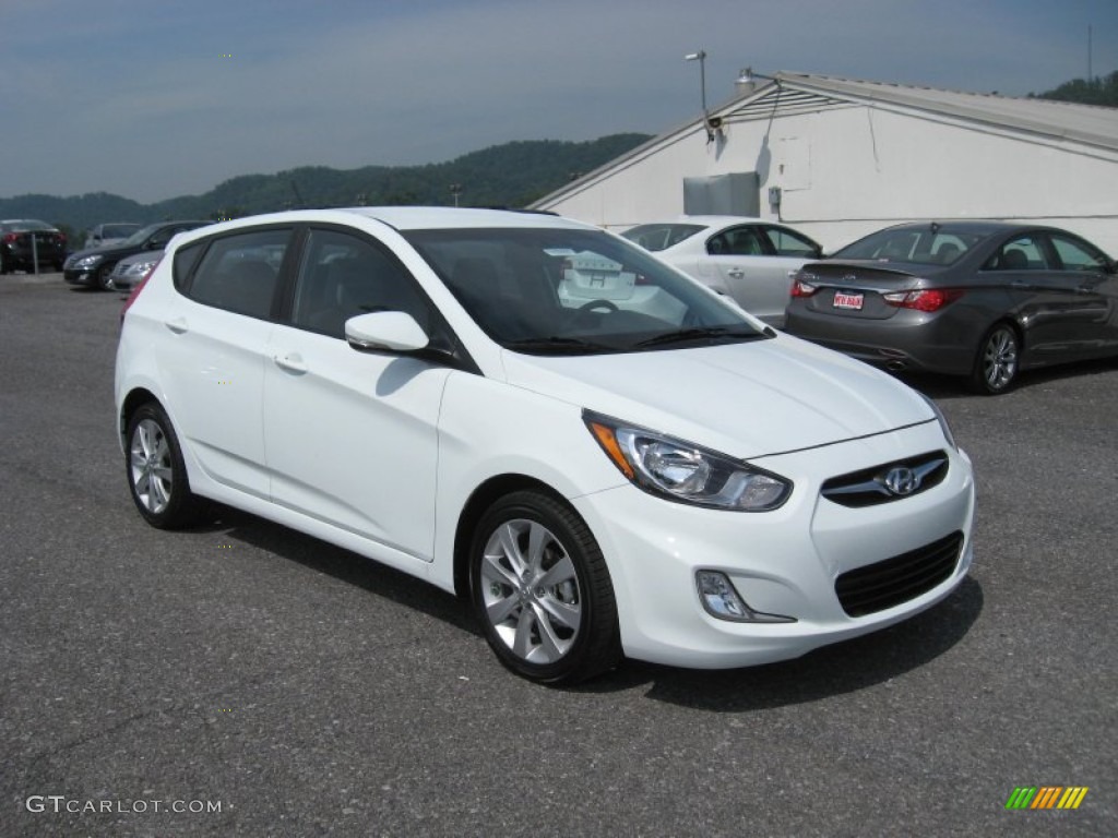 Century White 2013 Hyundai Accent SE 5 Door Exterior Photo #69183646