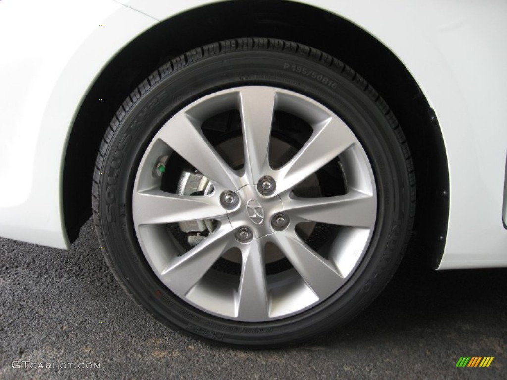 2013 Hyundai Accent SE 5 Door Wheel Photos