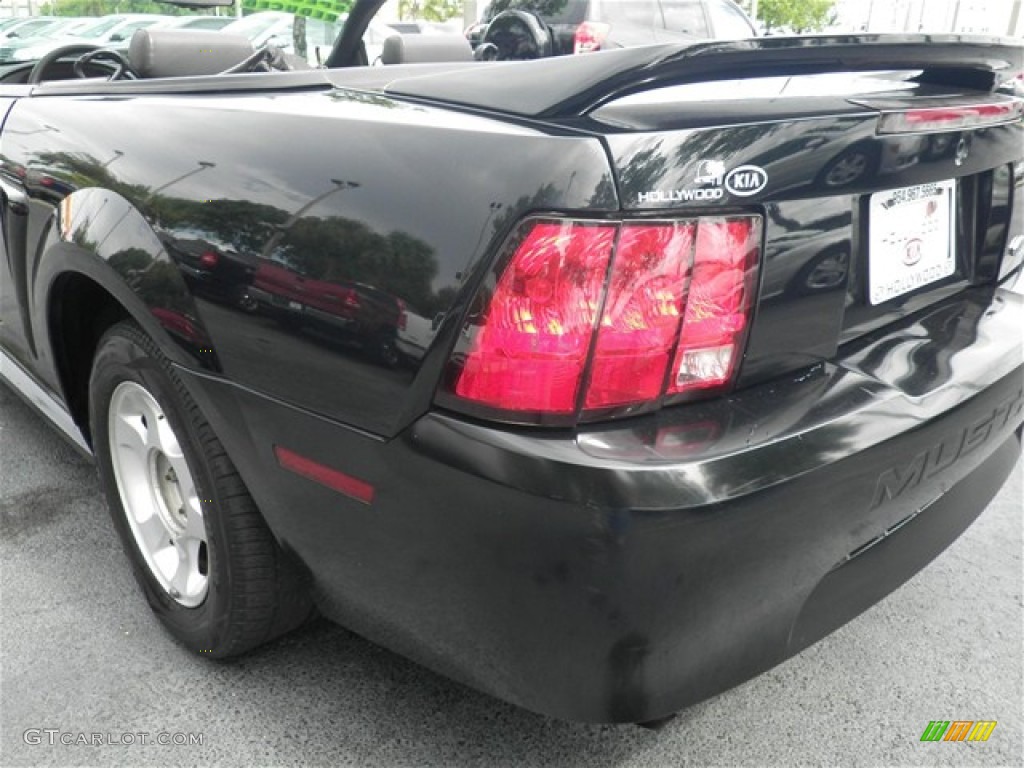 2000 Mustang V6 Convertible - Black / Dark Charcoal photo #12
