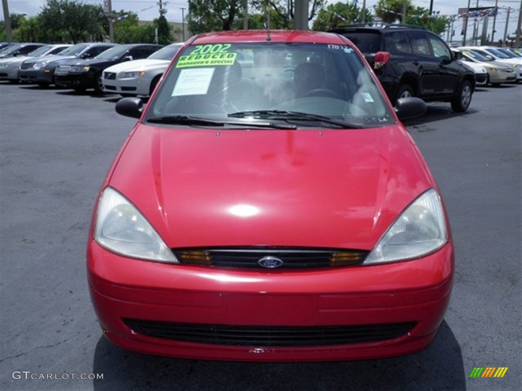 2002 Focus LX Sedan - Infra Red / Medium Graphite photo #5
