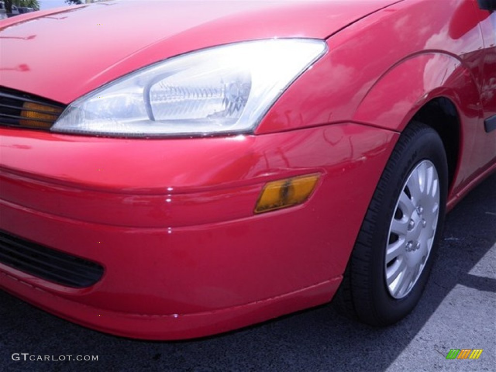 2002 Focus LX Sedan - Infra Red / Medium Graphite photo #6