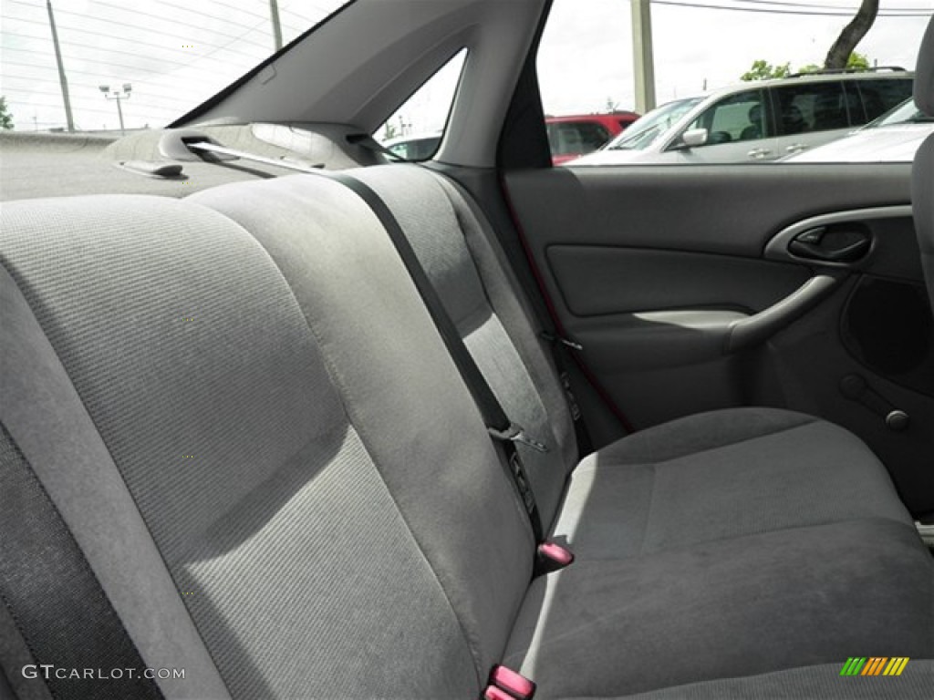 2002 Focus LX Sedan - Infra Red / Medium Graphite photo #23