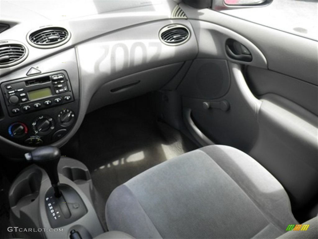 2002 Focus LX Sedan - Infra Red / Medium Graphite photo #30