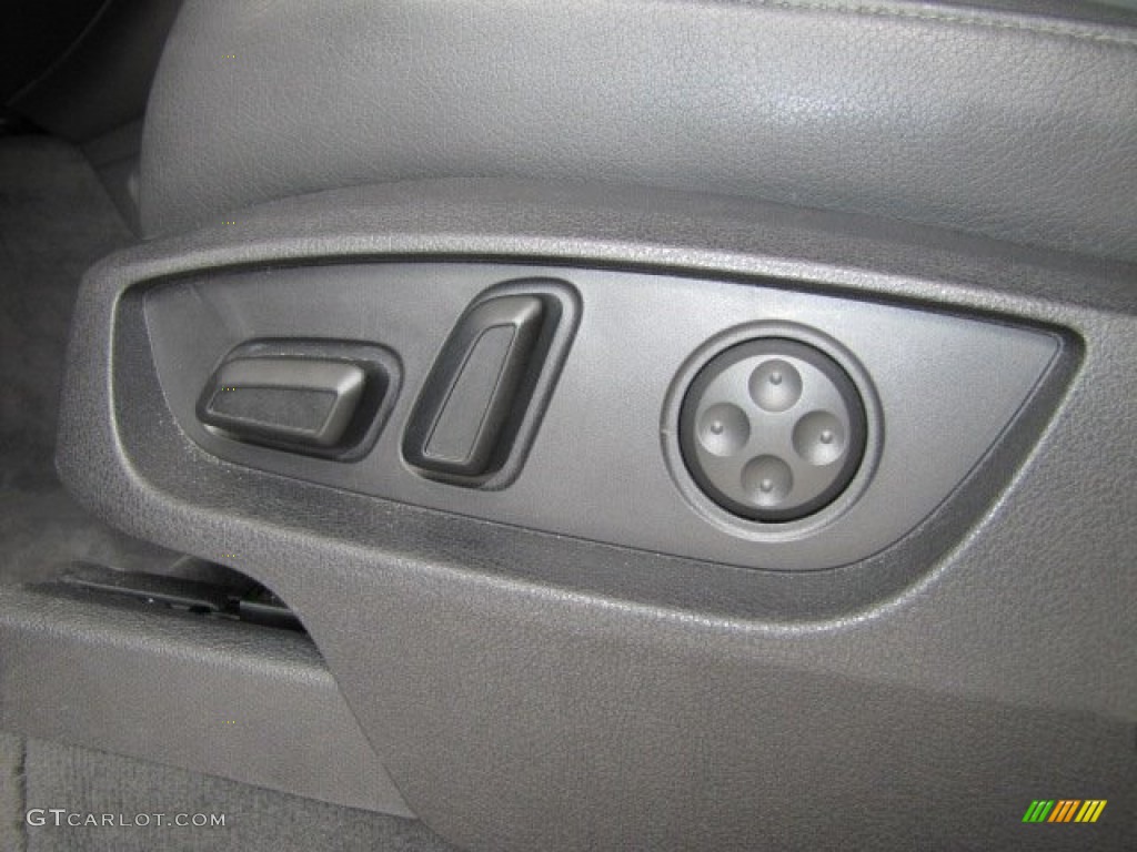 2008 Audi Q7 4.2 Premium quattro Controls Photo #69211193