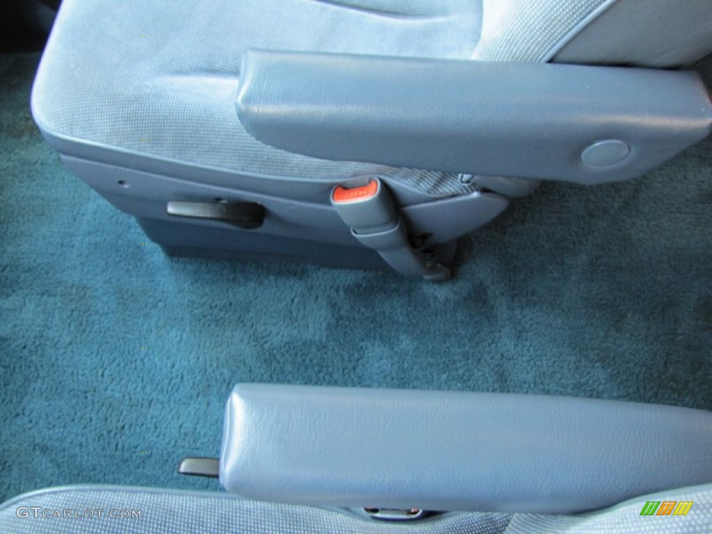 1991 Grand Voyager SE - Bright White / Blue photo #21