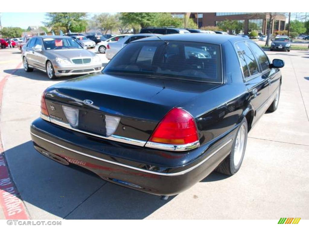 2000 Crown Victoria LX Sedan - Black Clearcoat / Light Graphite photo #7