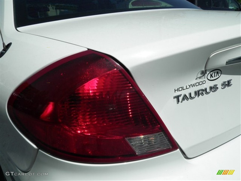 2000 Taurus SE - Vibrant White / Medium Parchment photo #13