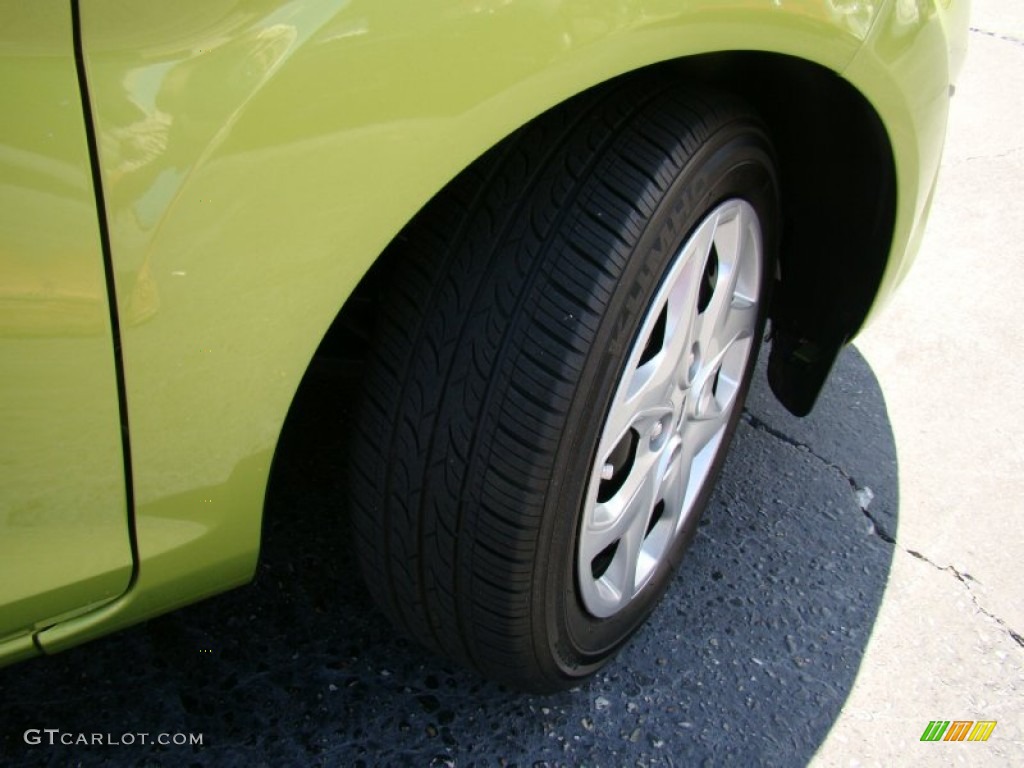 2011 Fiesta SE Sedan - Lime Squeeze Metallic / Light Stone/Charcoal Black Cloth photo #23