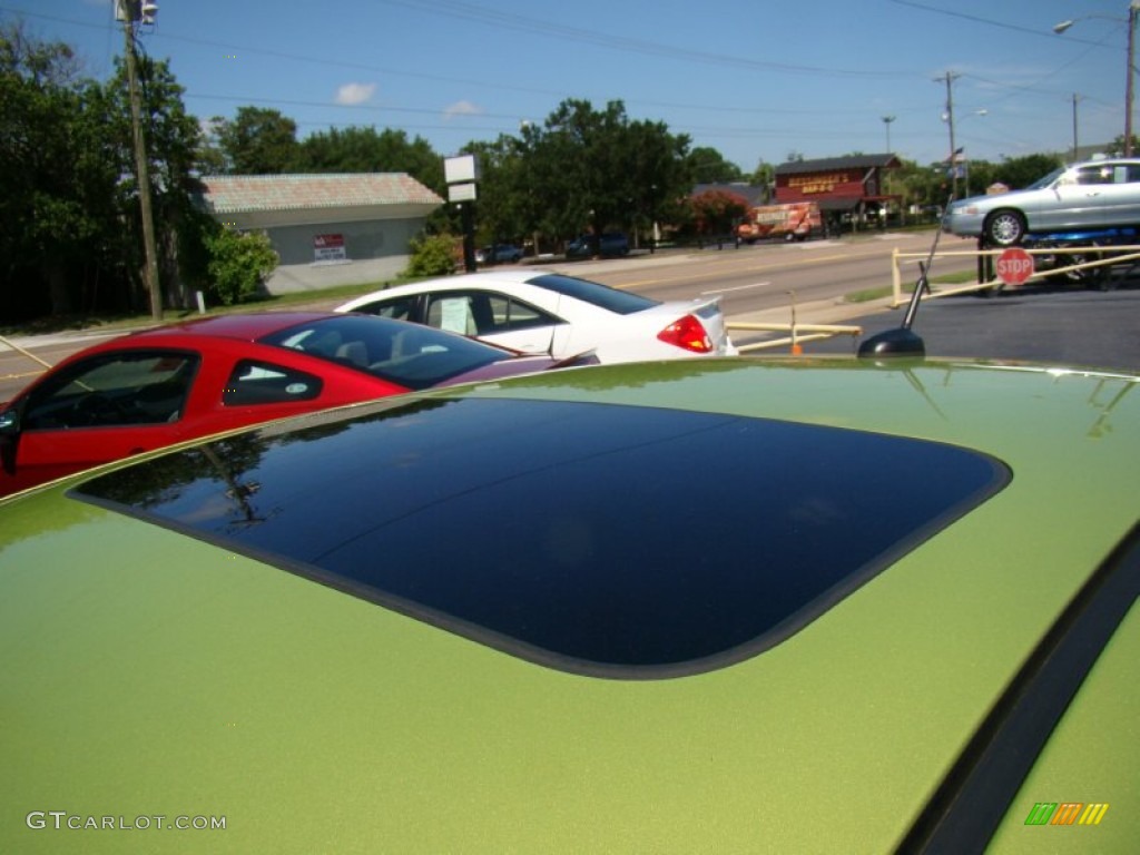 2011 Fiesta SE Sedan - Lime Squeeze Metallic / Light Stone/Charcoal Black Cloth photo #29