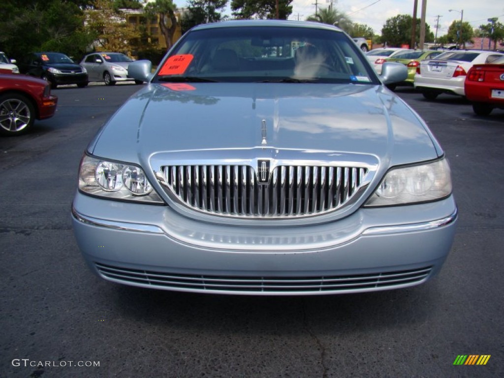 2007 Town Car Signature - Light Ice Blue Metallic / Medium Light Stone photo #7