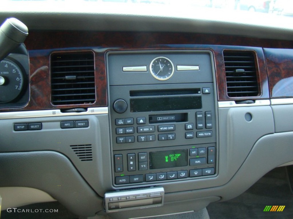 2007 Lincoln Town Car Signature Controls Photo #69245414