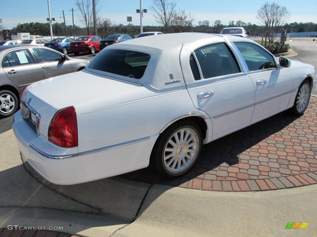 2004 Town Car Signature - Vibrant White / Dark Stone/Medium Light Stone photo #3