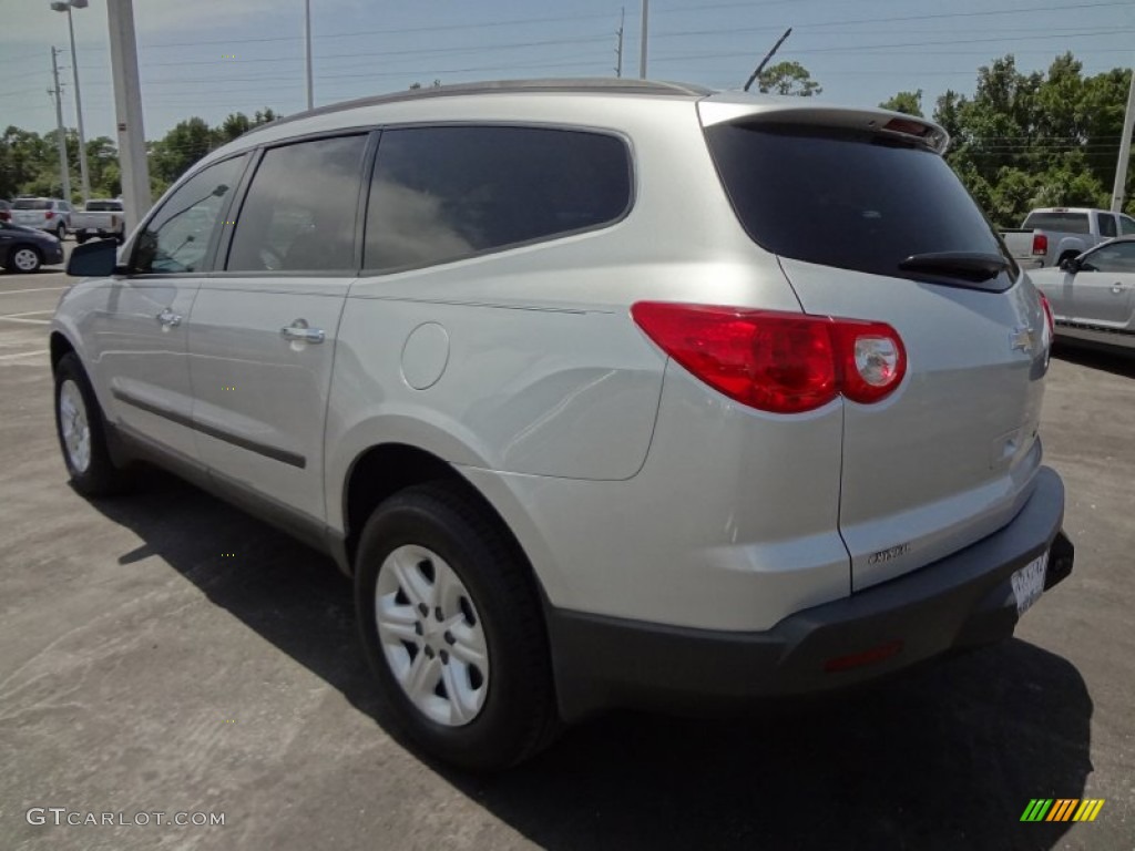 2010 Traverse LS - Silver Ice Metallic / Dark Gray/Light Gray photo #3
