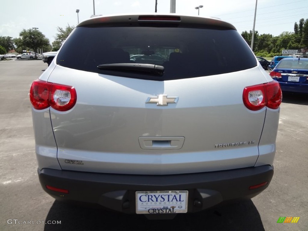 2010 Traverse LS - Silver Ice Metallic / Dark Gray/Light Gray photo #9