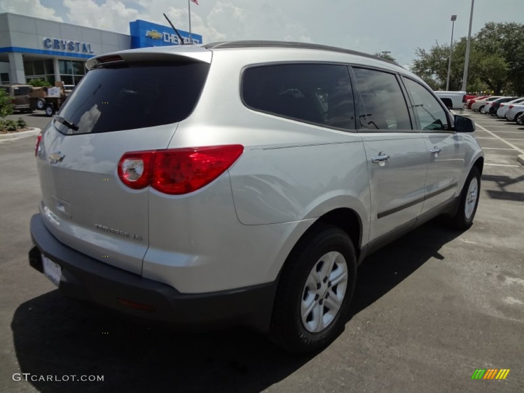 2010 Traverse LS - Silver Ice Metallic / Dark Gray/Light Gray photo #10