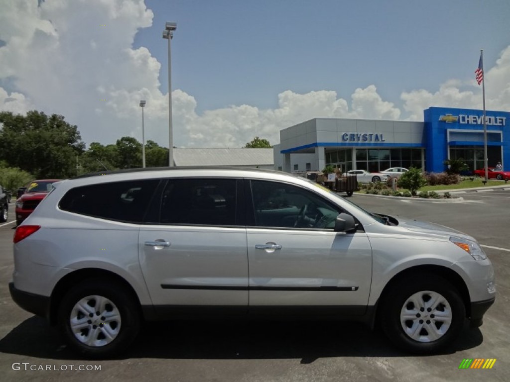 2010 Traverse LS - Silver Ice Metallic / Dark Gray/Light Gray photo #11