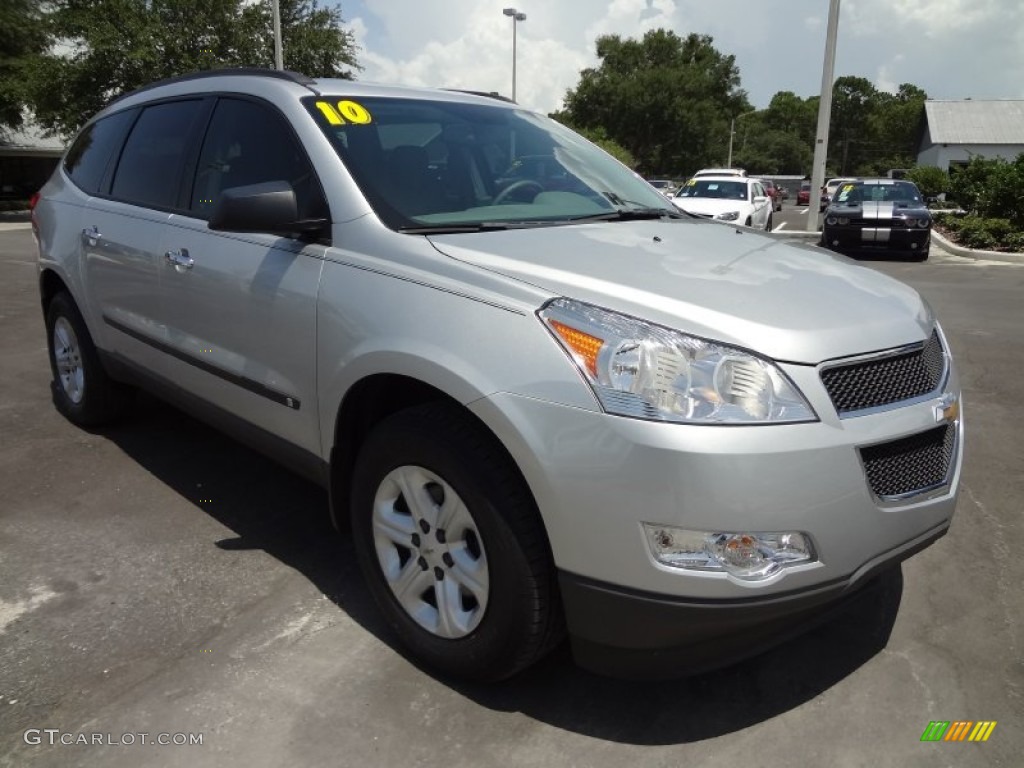 2010 Traverse LS - Silver Ice Metallic / Dark Gray/Light Gray photo #12