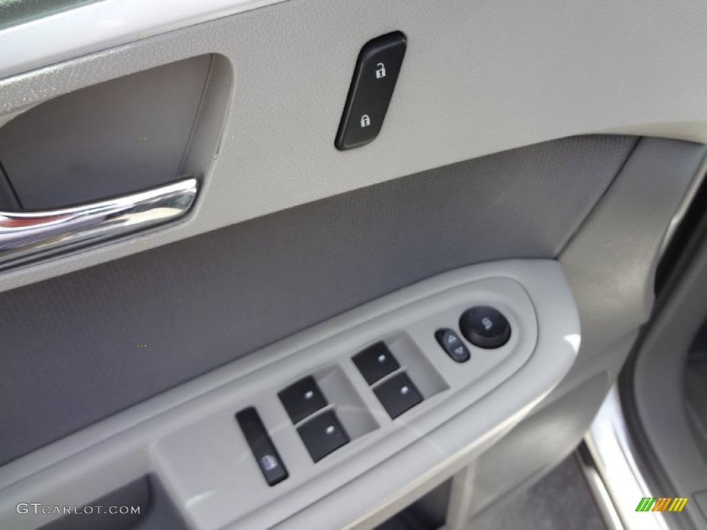 2010 Traverse LS - Silver Ice Metallic / Dark Gray/Light Gray photo #20