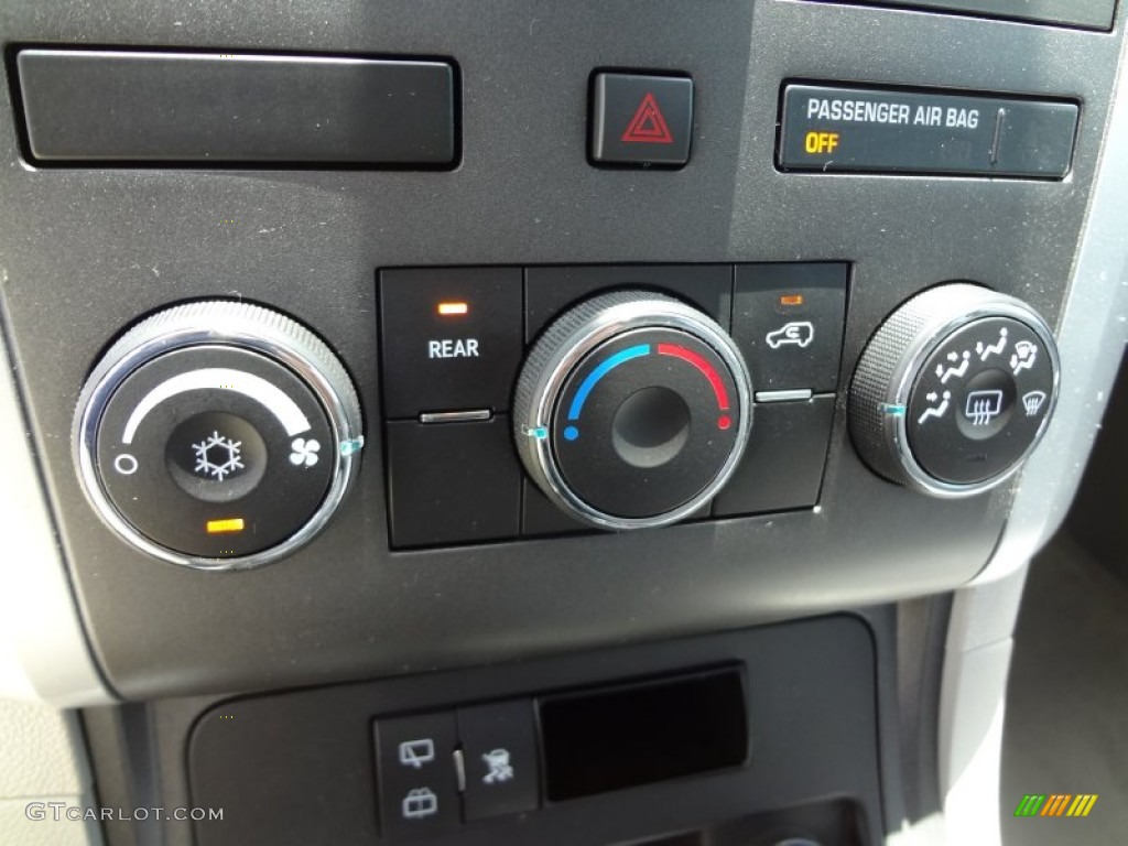 2010 Traverse LS - Silver Ice Metallic / Dark Gray/Light Gray photo #24