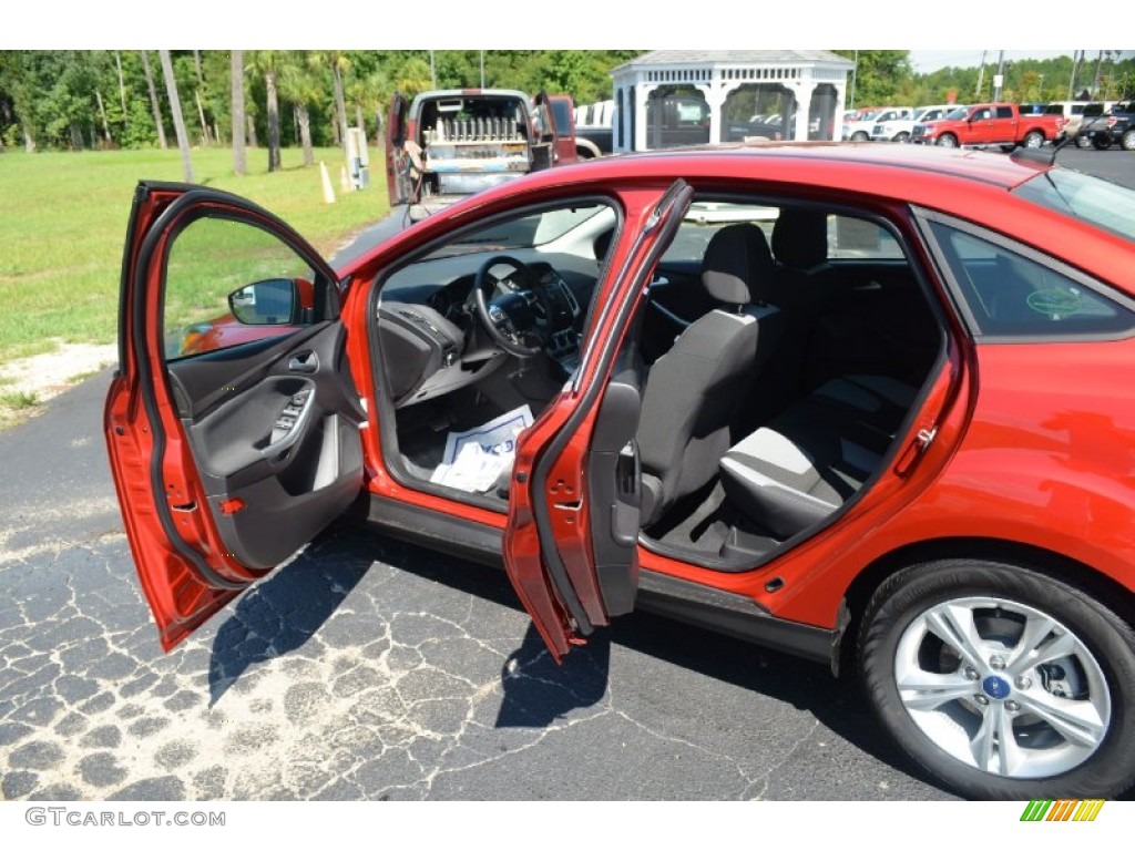 2012 Focus SE Sport Sedan - Red Candy Metallic / Two-Tone Sport photo #11