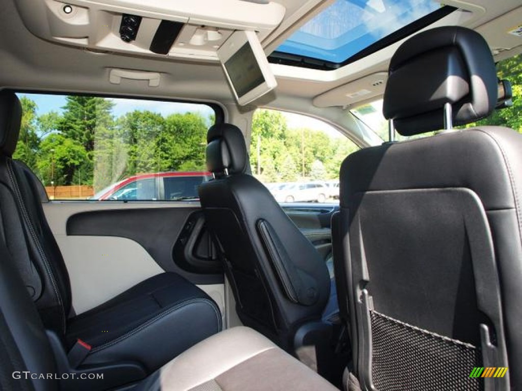 2013 Town & Country Touring - L - True Blue Pearl / Black/Light Graystone photo #4