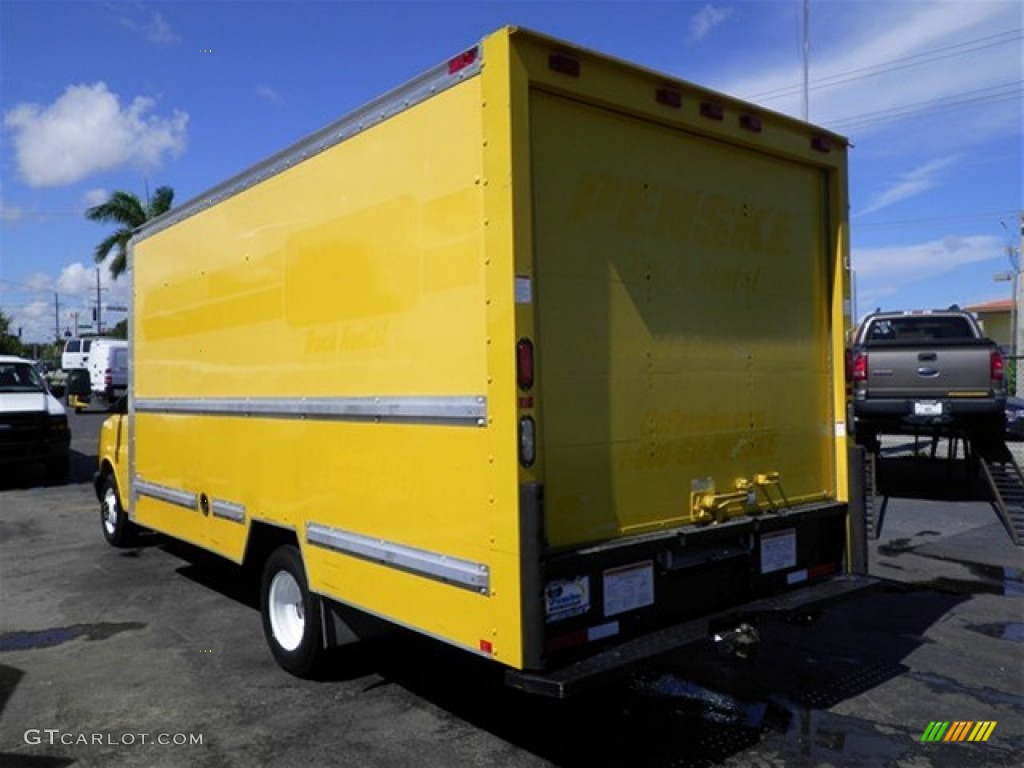 2009 Savana Cutaway 3500 Commercial Moving Truck - Yellow / Medium Pewter photo #10