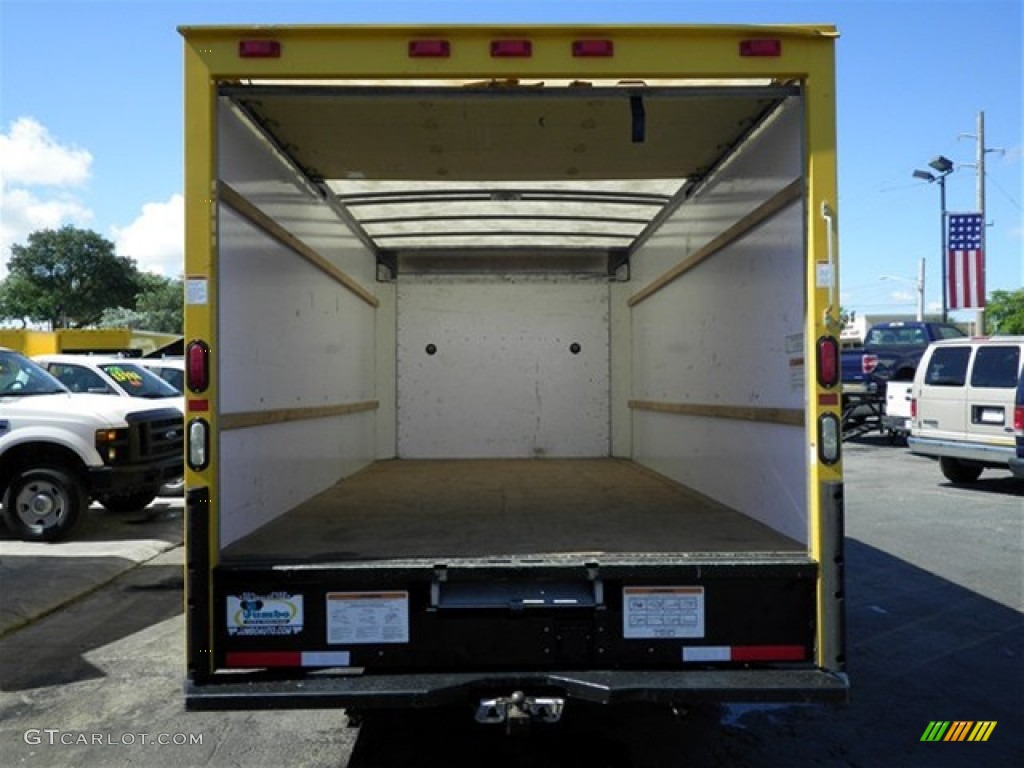 2009 Savana Cutaway 3500 Commercial Moving Truck - Yellow / Medium Pewter photo #12