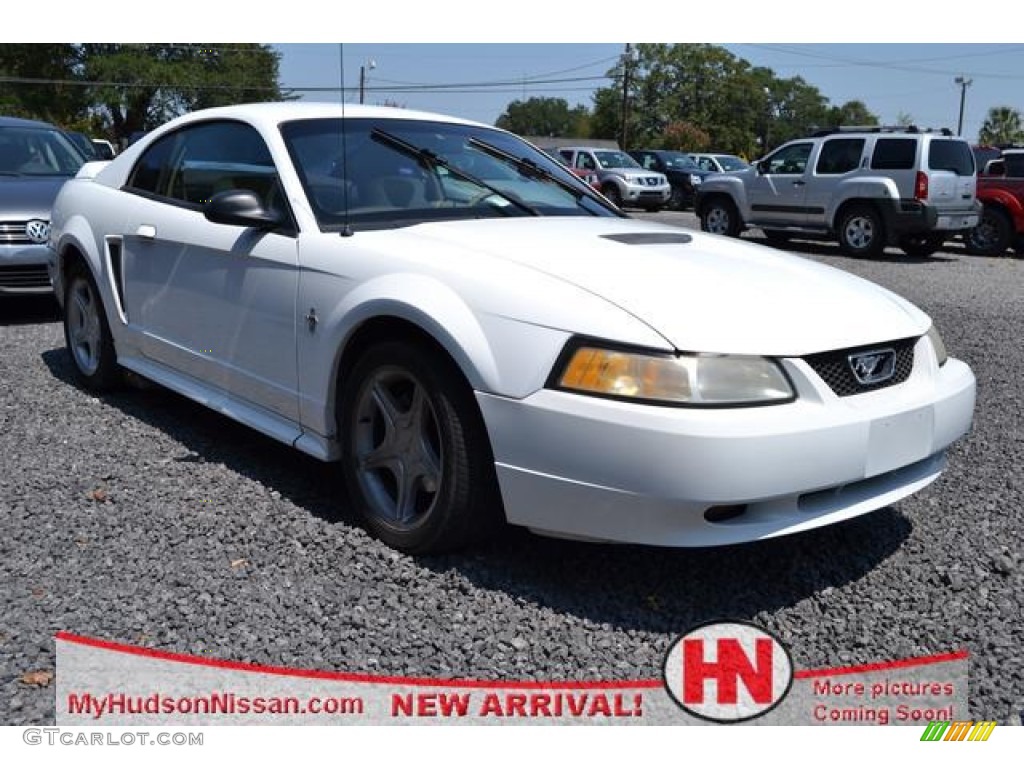 2000 Mustang V6 Coupe - Crystal White / Medium Graphite photo #1
