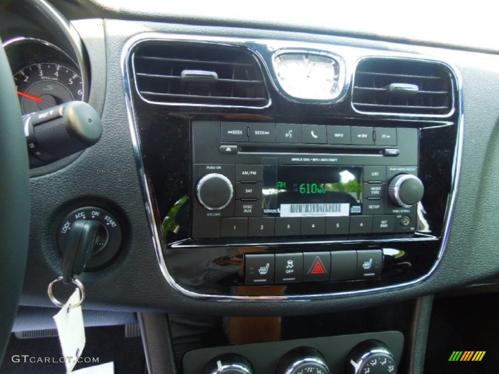 2013 Chrysler 200 S Sedan Controls Photo #69345591