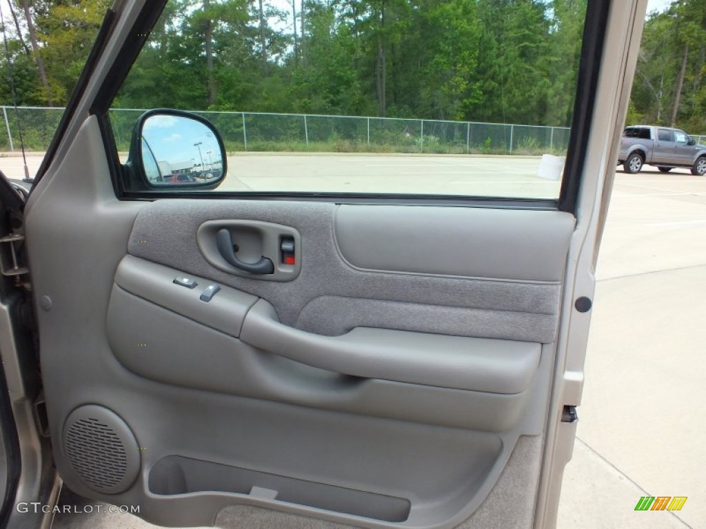 1998 Chevrolet Blazer LS Beige Door Panel Photo #69357160