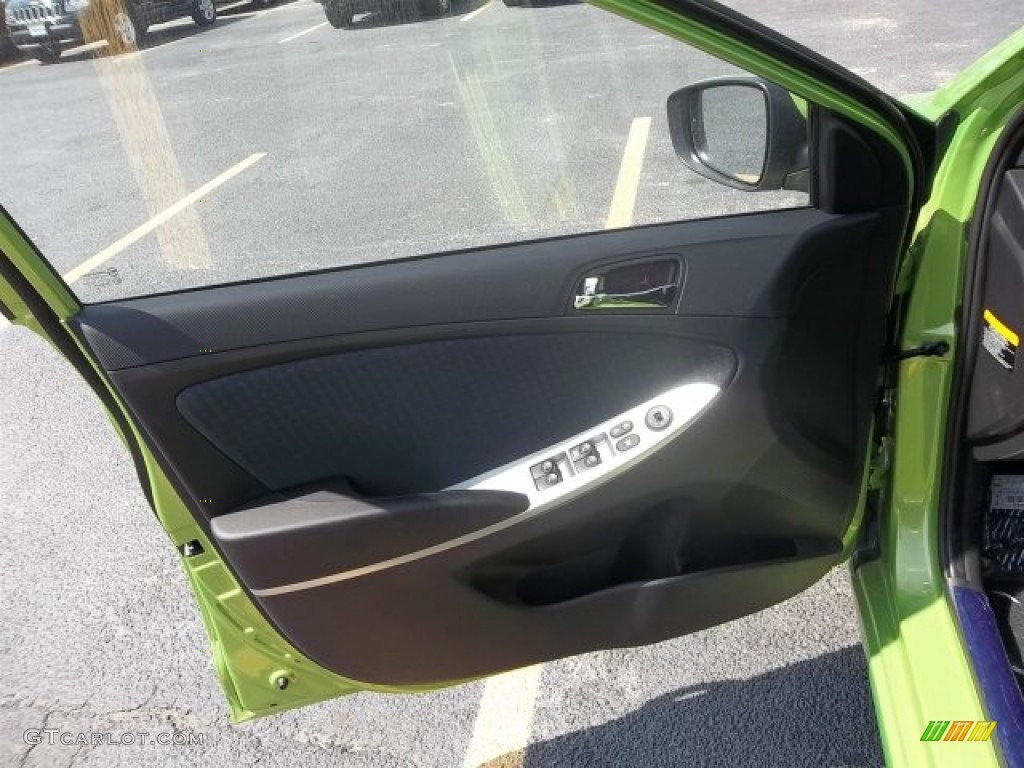 2013 Accent SE 5 Door - Electrolyte Green / Black photo #9